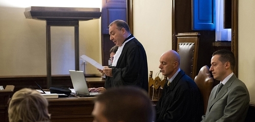 Soud s Paolem Gabrielem (úplně vpravo).